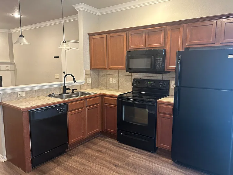 2670 N Valencia Ave — Photo 4