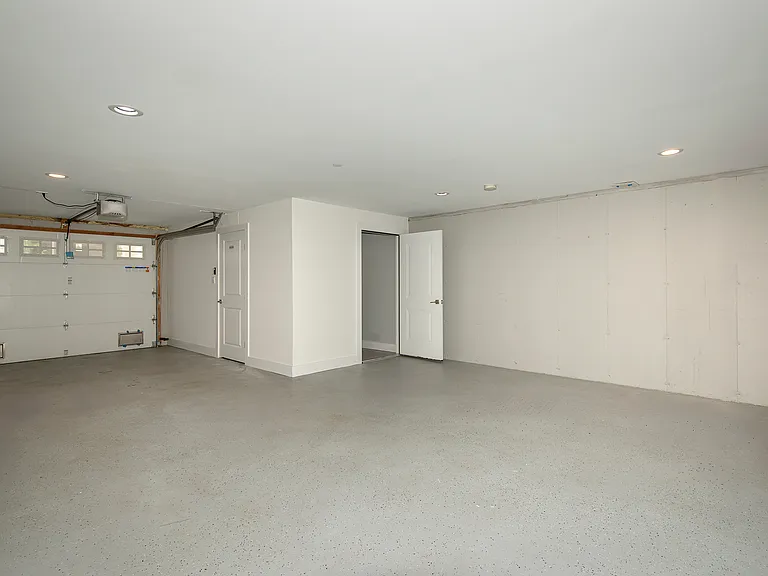 Fairfield Townhouse At Valley Stream — Photo 15