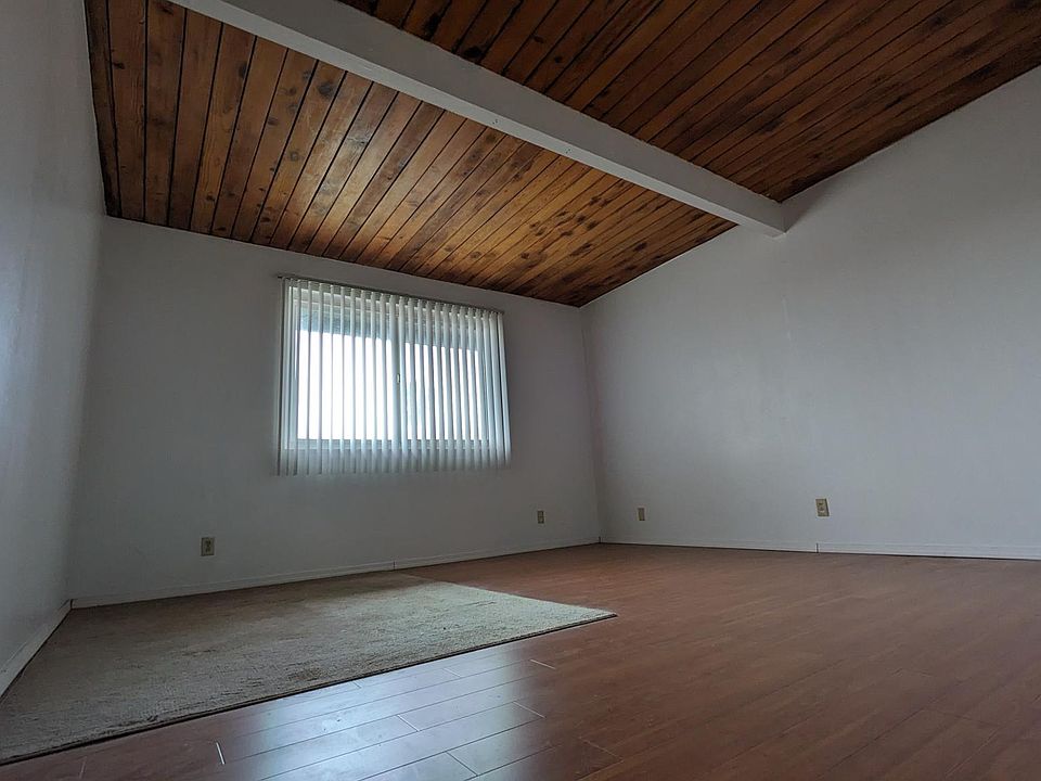 Bedroom 1. 15.5'x15.5'