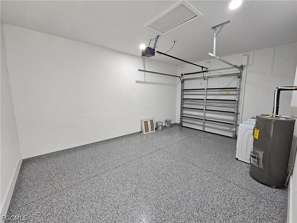 3 bed, 2.0 bath, 1249 sqft, $1,900 — Photo 4