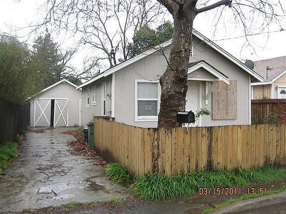 3rd image of 121 Leslie St