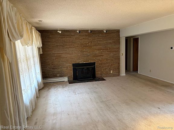 3rd image of 18319 McIntyre St