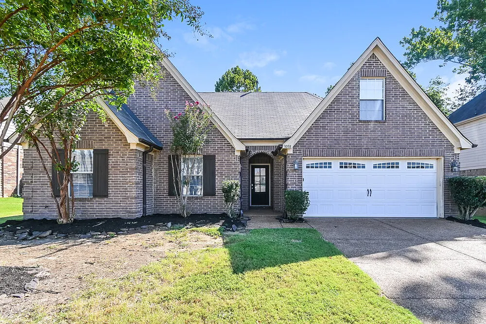 3 bed, 2.0 bath, 2011 sqft, $2,230 — Photo 1