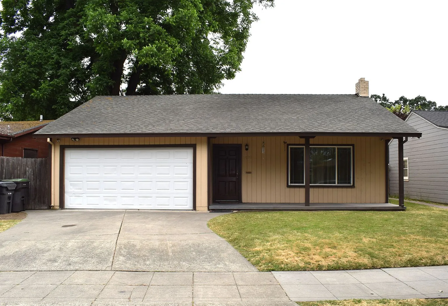 1420 W Walnut St photo 1