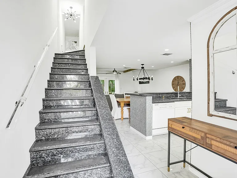 147 SW 3rd St — Photo 16