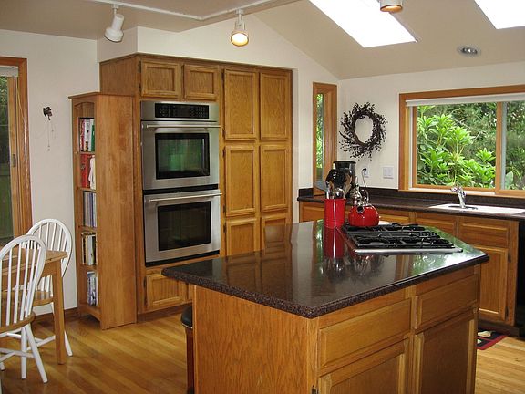 Large bright kitchen w/ss appliances