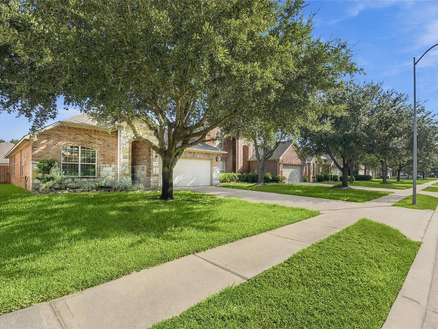 4 bed, 2.0 bath, 1955 sqft, $2,200 — Photo 3