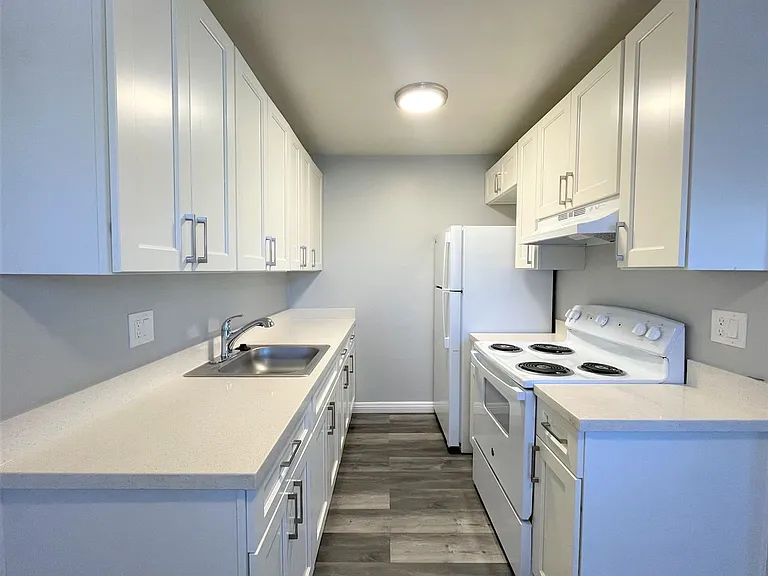 Lincoln Courtyards at 531 Glendora Avenue — Photo 14