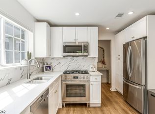 230 Riveredge Dr, Chatham, NJ 07928