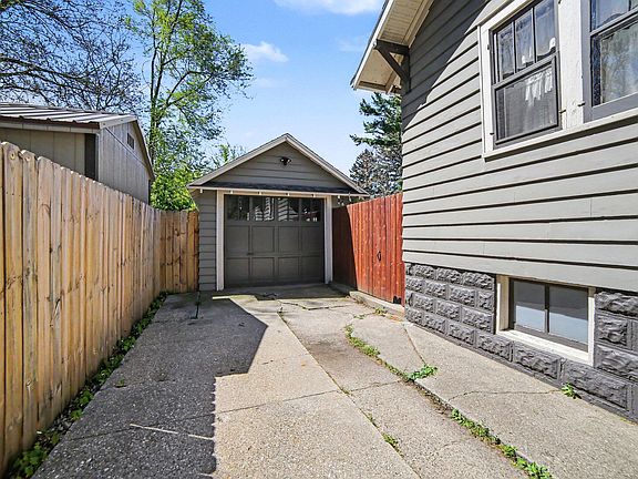 5th image of 921 Ireland Ave