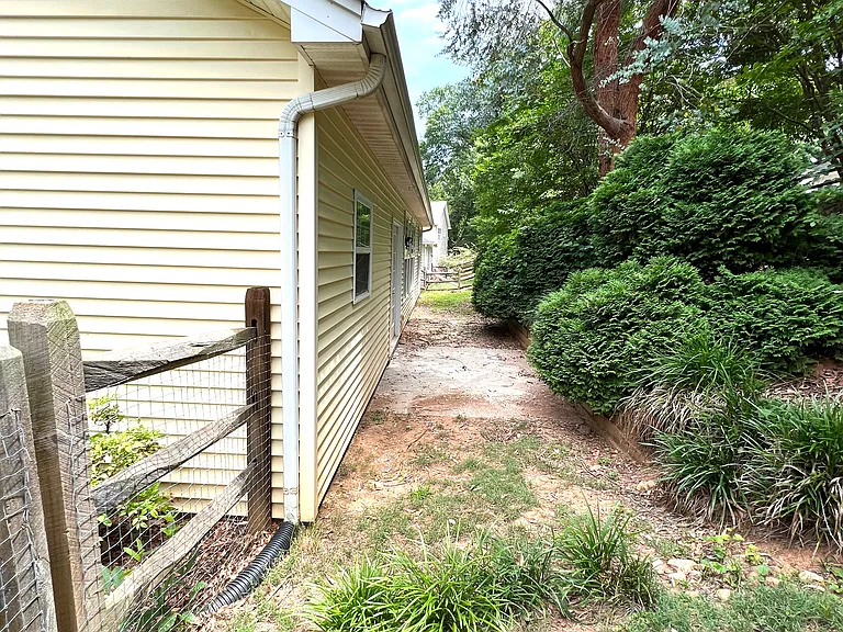 216 Howe St — Photo 39