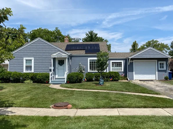 2102 Laura Ln, Des Plaines, IL 60018