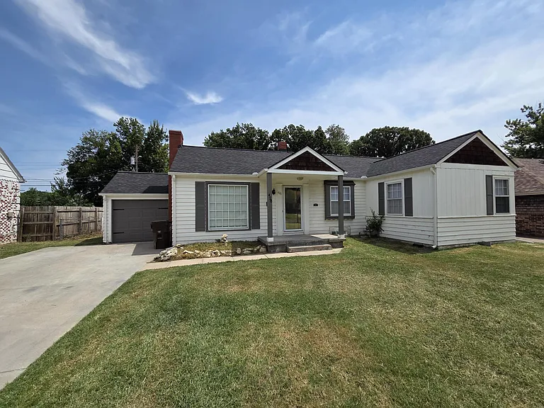428 S Elpyco Ave — Photo 1