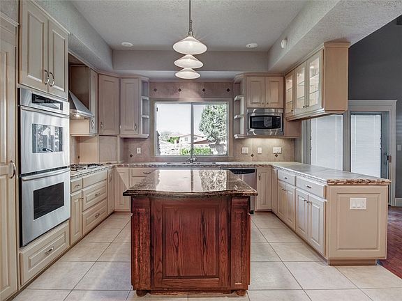 5th image of 851 Broadmoor Dr