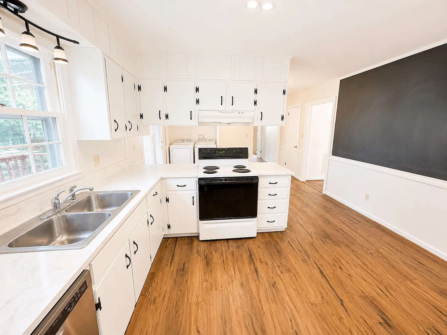 3 bed, 1.5 bath, 1176 sqft, $1,895 — Photo 2