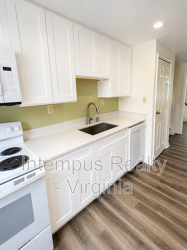 3 bed, 2.5 bath, 1229 sqft, $3,250 — Photo 4