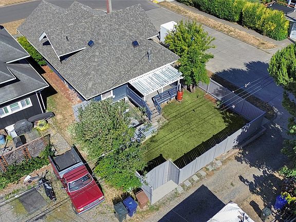 3rd image of 1231 N Oakes Street