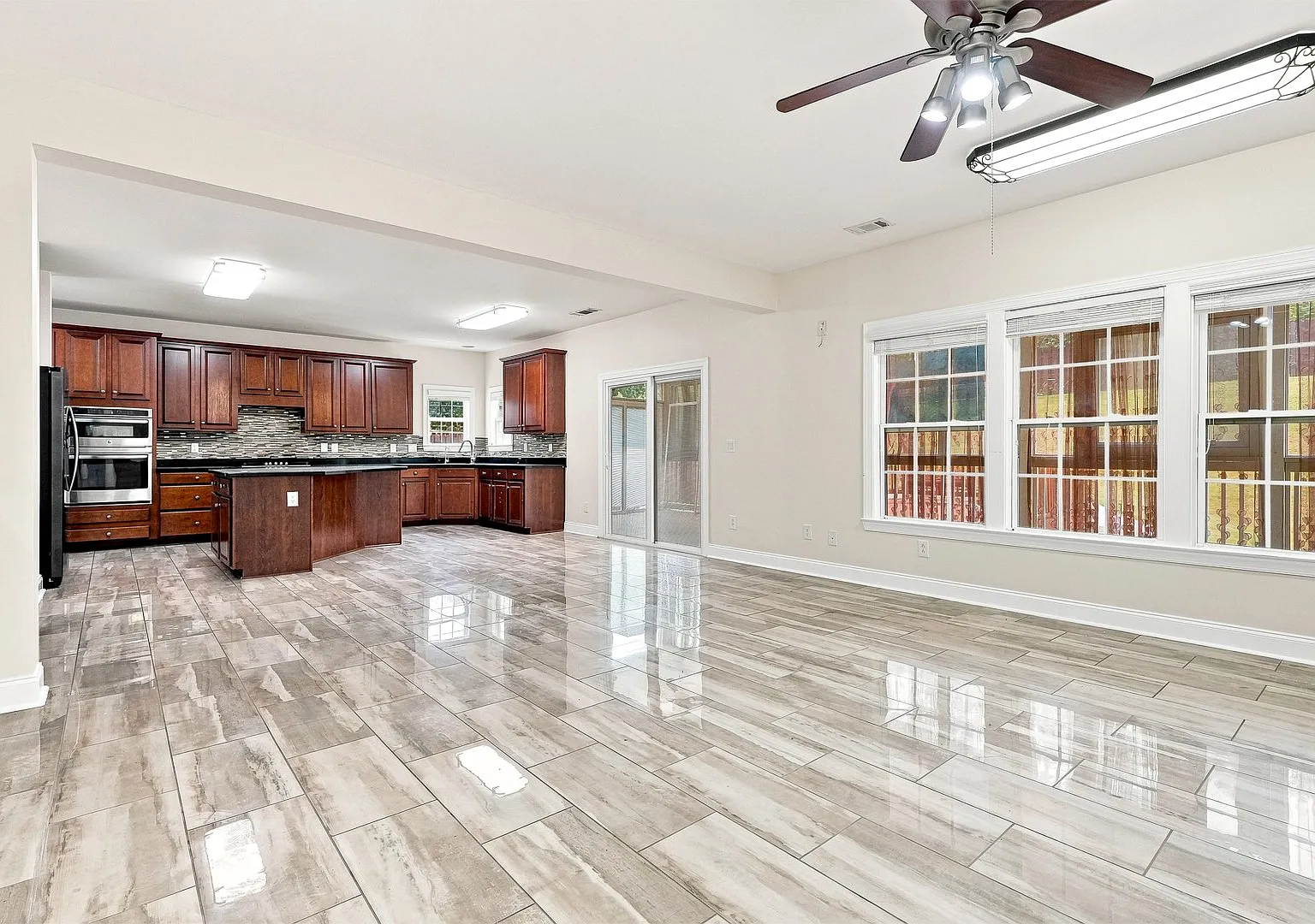 5 bed, 3358 sqft, $3,100 — Photo 3