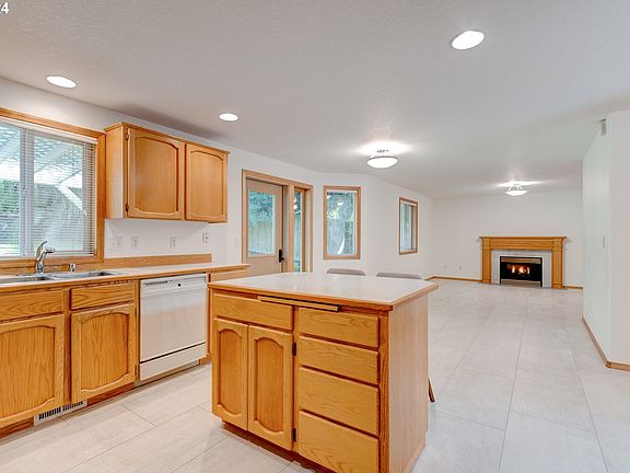 4th image of 2813 NE 165th Ave