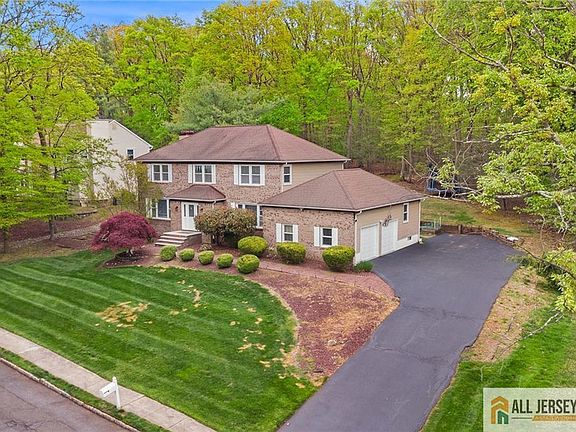 4th image of 12 Woodgate Dr