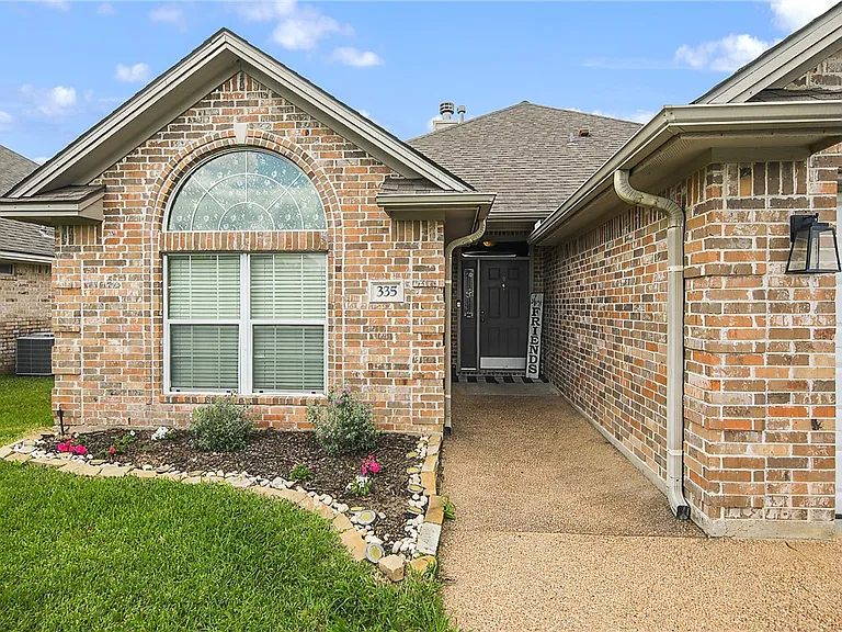 335 Robelmont Dr — Photo 2