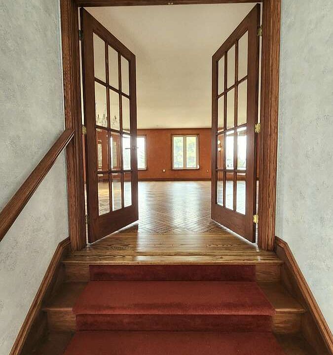 2nd image of 23067 Amiens Rd