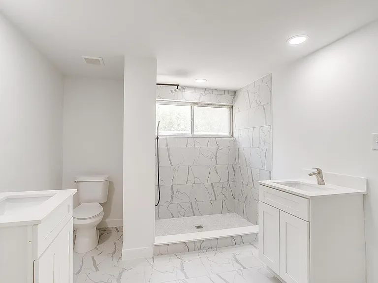 802 Sutton Ct — Photo 1