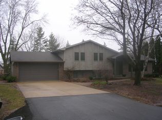1655 Lake Breeze Rd, Oshkosh, WI 54904