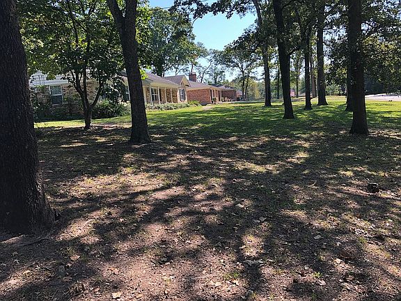 2nd image of 504 Oak Hill Ln