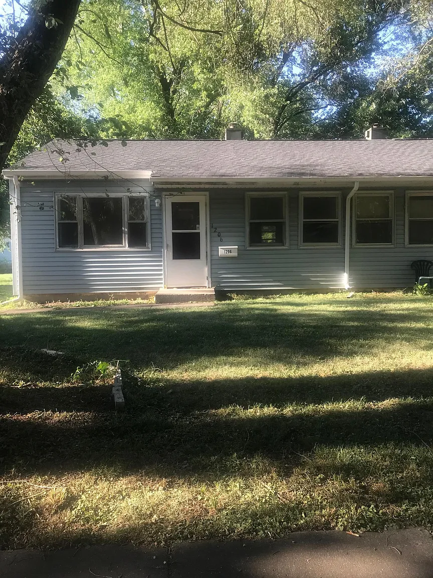 1206 E Michigan Ave photo 1
