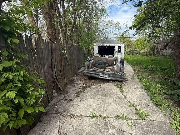 5th image of 7771 Faust Ave
