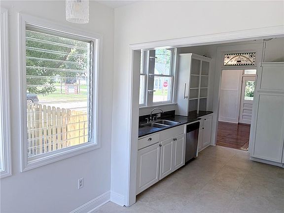 5th image of 410 E Park Ave