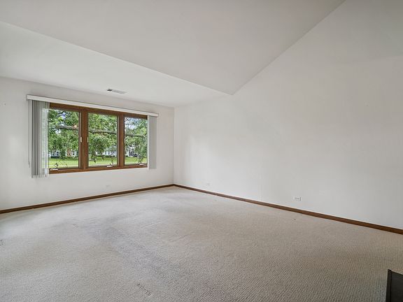 4th image of 614 Thistle Ln #614
