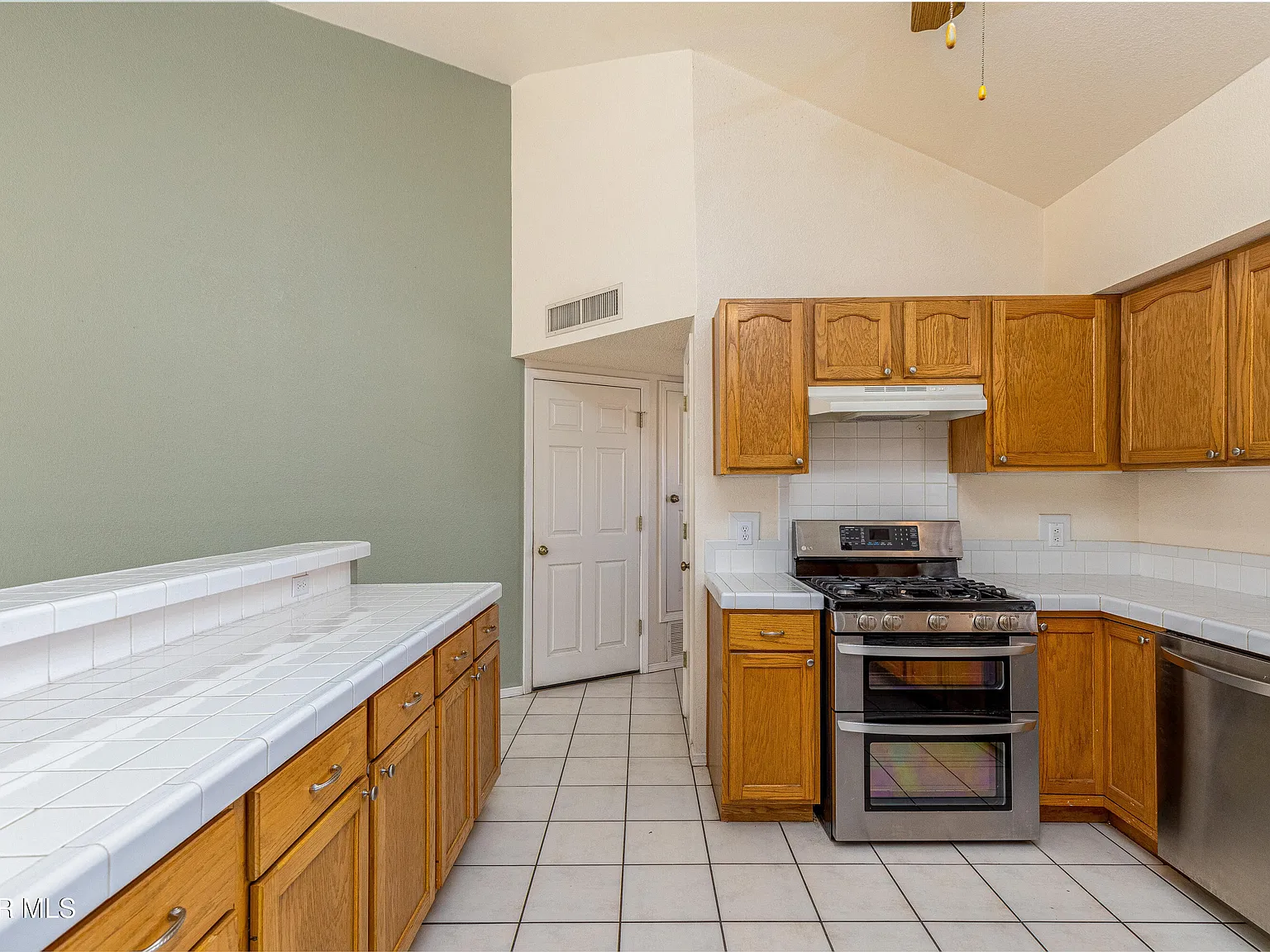 4 bed, 3.5 bath, 1871 sqft, $2,000 — Photo 3