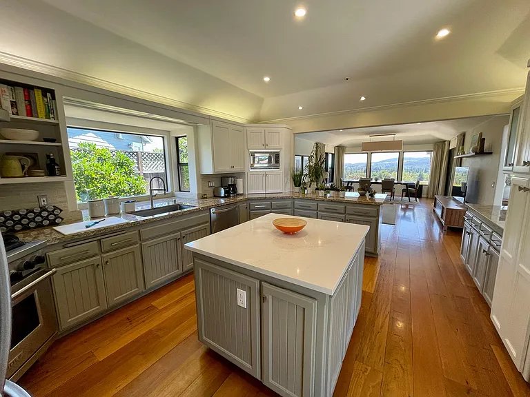 Samantha Ct — Photo 22