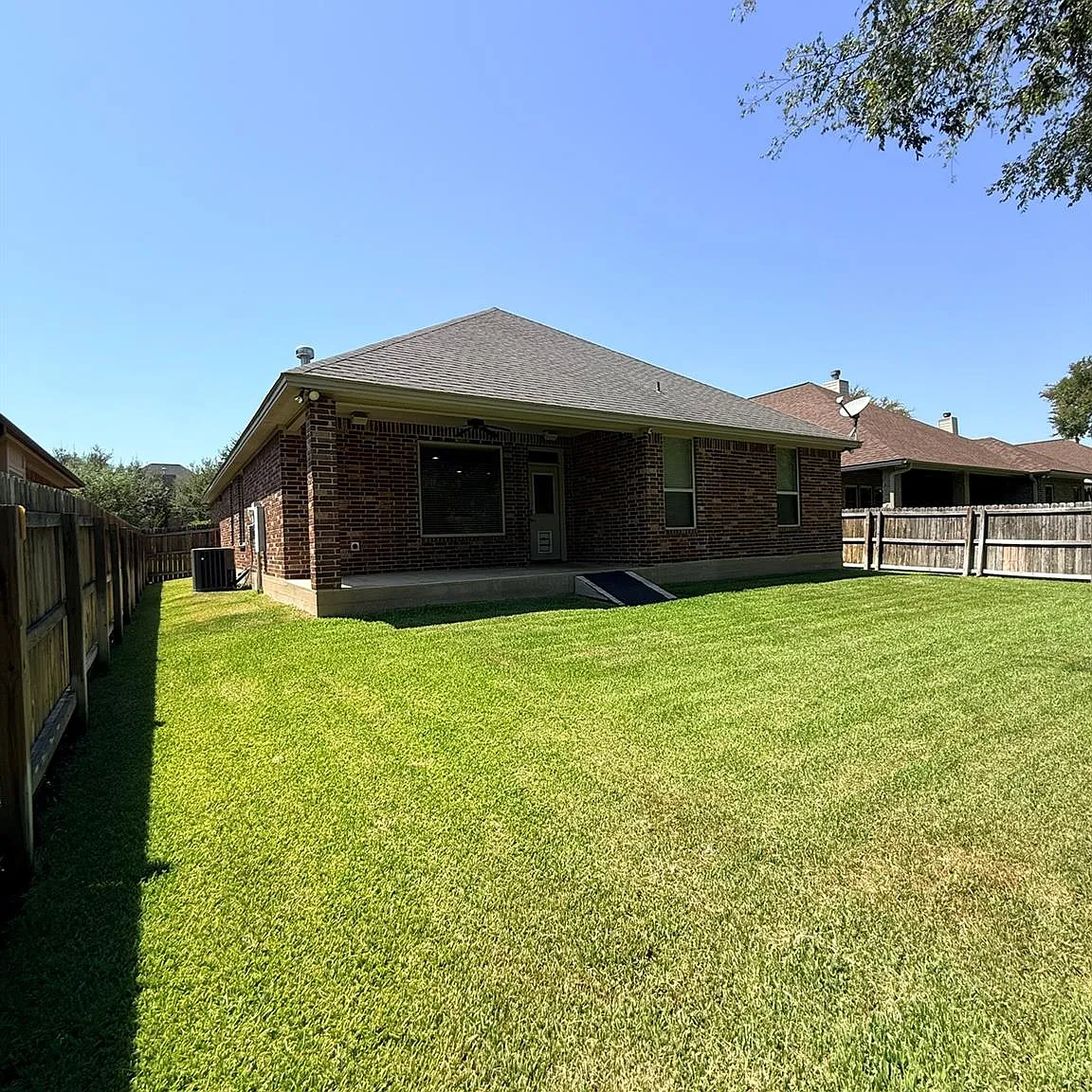 3 bed, 2.0 bath, 1828 sqft, $2,600 — Photo 2