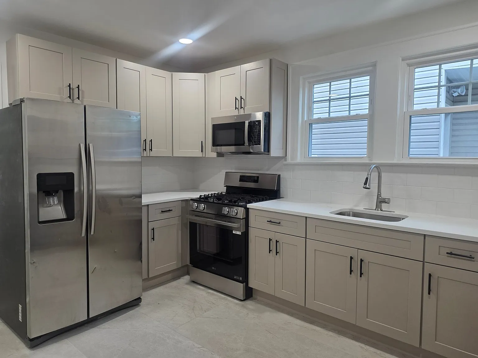 Renovated 3 bedroom 2 bathroom apartment for rent!! — Photo 1