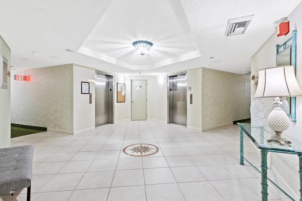 1100 St Charles Pl, apt 408 — Photo 2