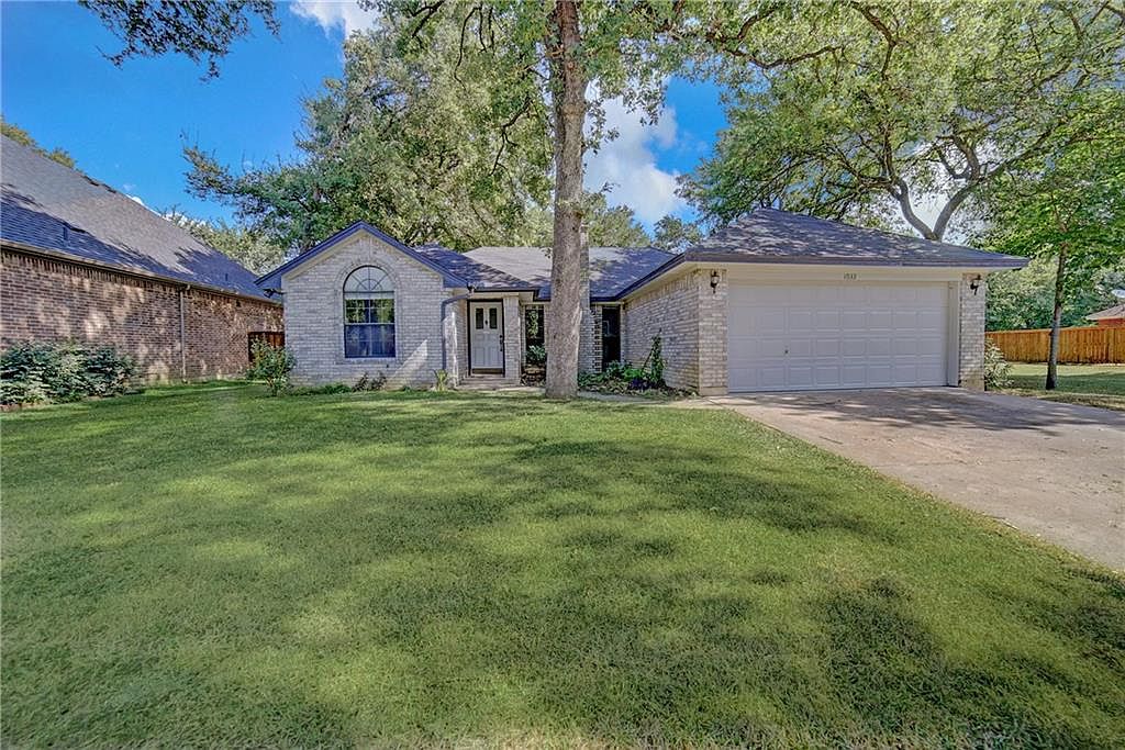 1033 Oak Valley Rd, Burleson, TX 76028 Zillow