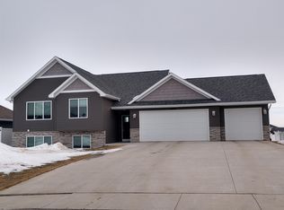 2608 20th St NW, Minot, ND 58703