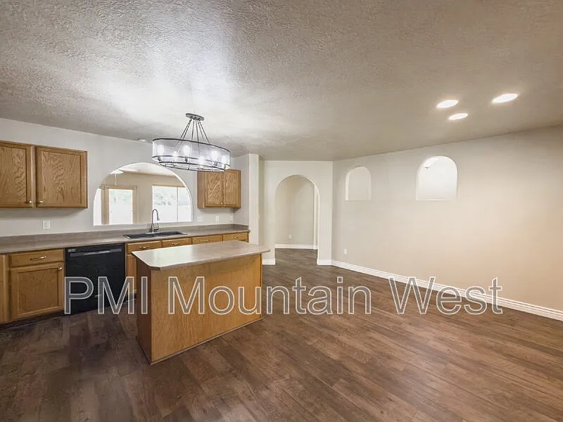 4 bed, 2.0 bath, 1794 sqft, $2,850 — Photo 2