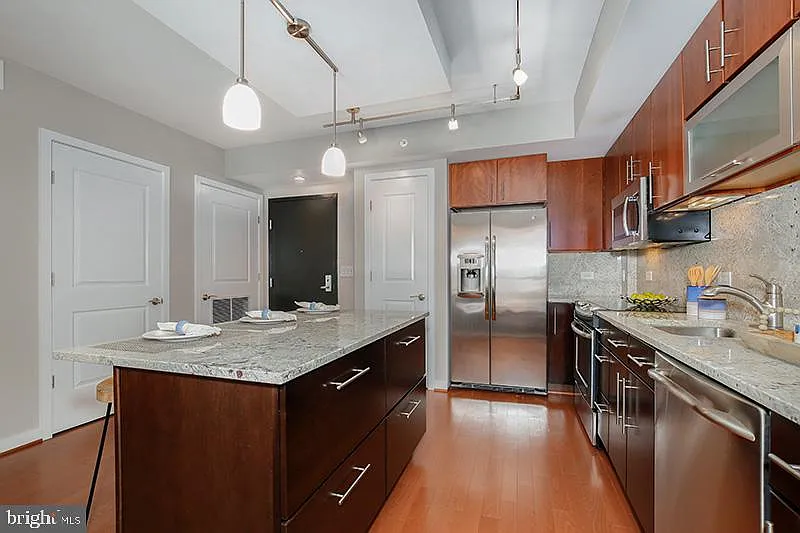 Velocity Condominium — Photo 3