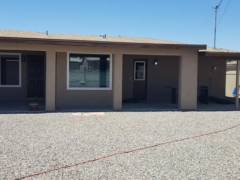 Covered patio, completley fenced yard