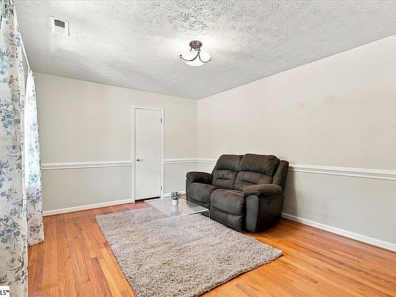 5th image of 109 Griffin Cir