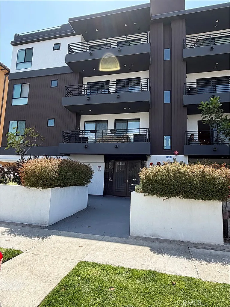 3 bed, 2.5 bath, 1450 sqft, $5,450 — Photo 1