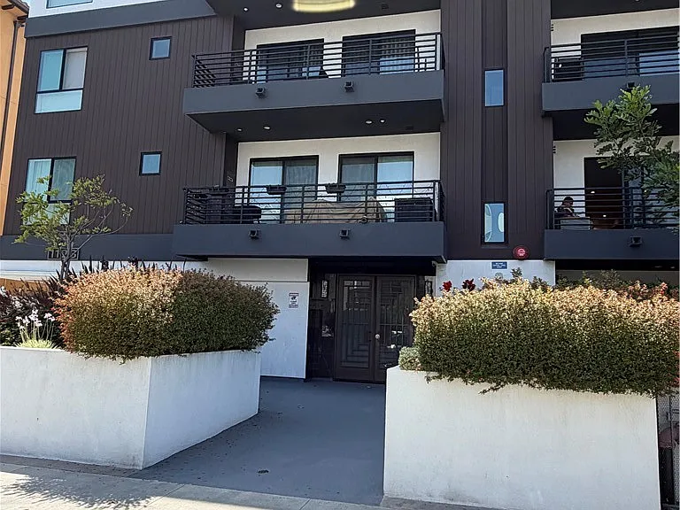 1123 S Shenandoah St #303 — Photo 1