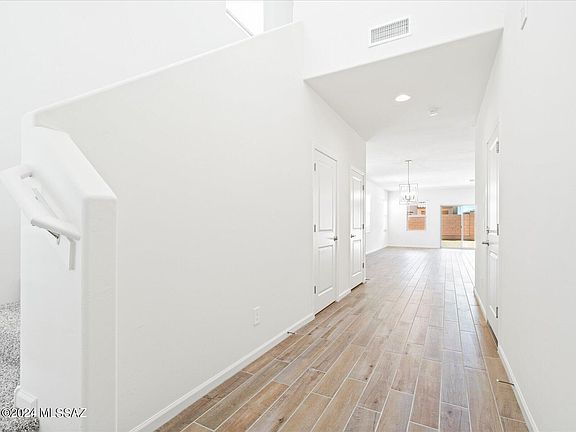 5th image of 939 W Calle Las Varitas
