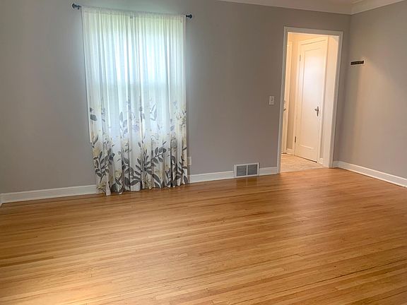 2nd image of 500 Queen Ave N