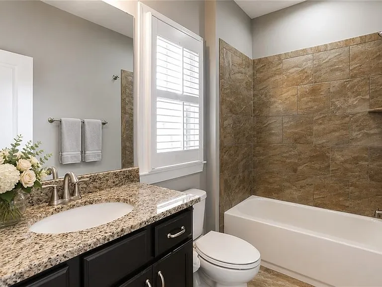 914 Canterbury Ln NE — Photo 12