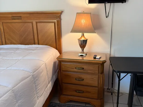 129 SE 5th St #1, Hallandale, FL 33009